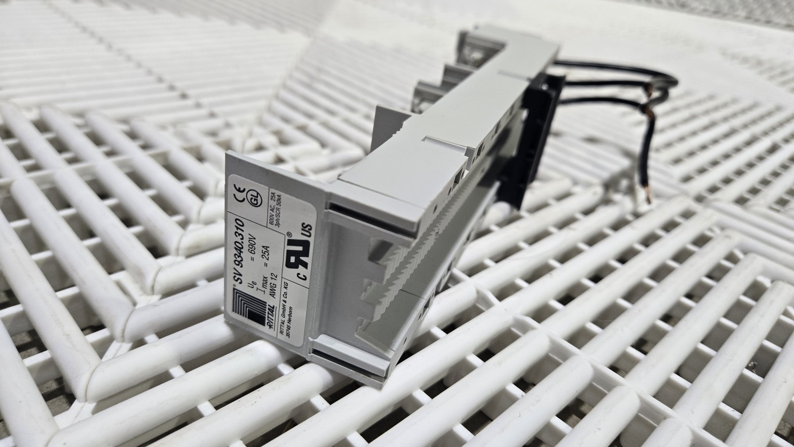 Rittal SV 9340.310 3-Phase 25A 690V DIN Rail Bus Bar Adapter - Used - Image 4