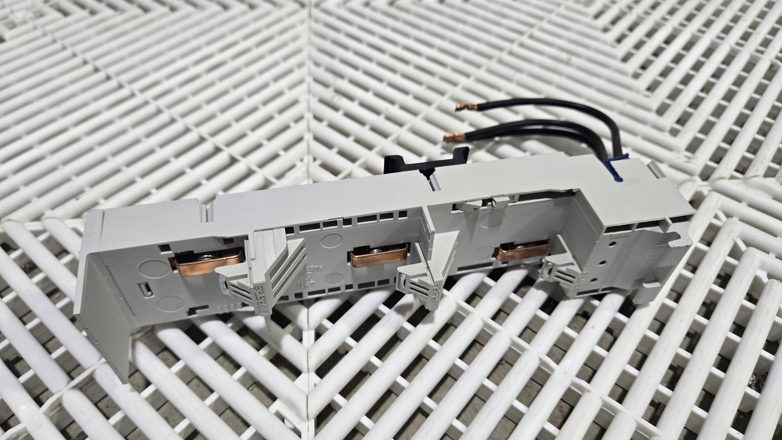 Rittal SV 9340.310 3-Phase 25A 690V DIN Rail Bus Bar Adapter - Used - Image 5