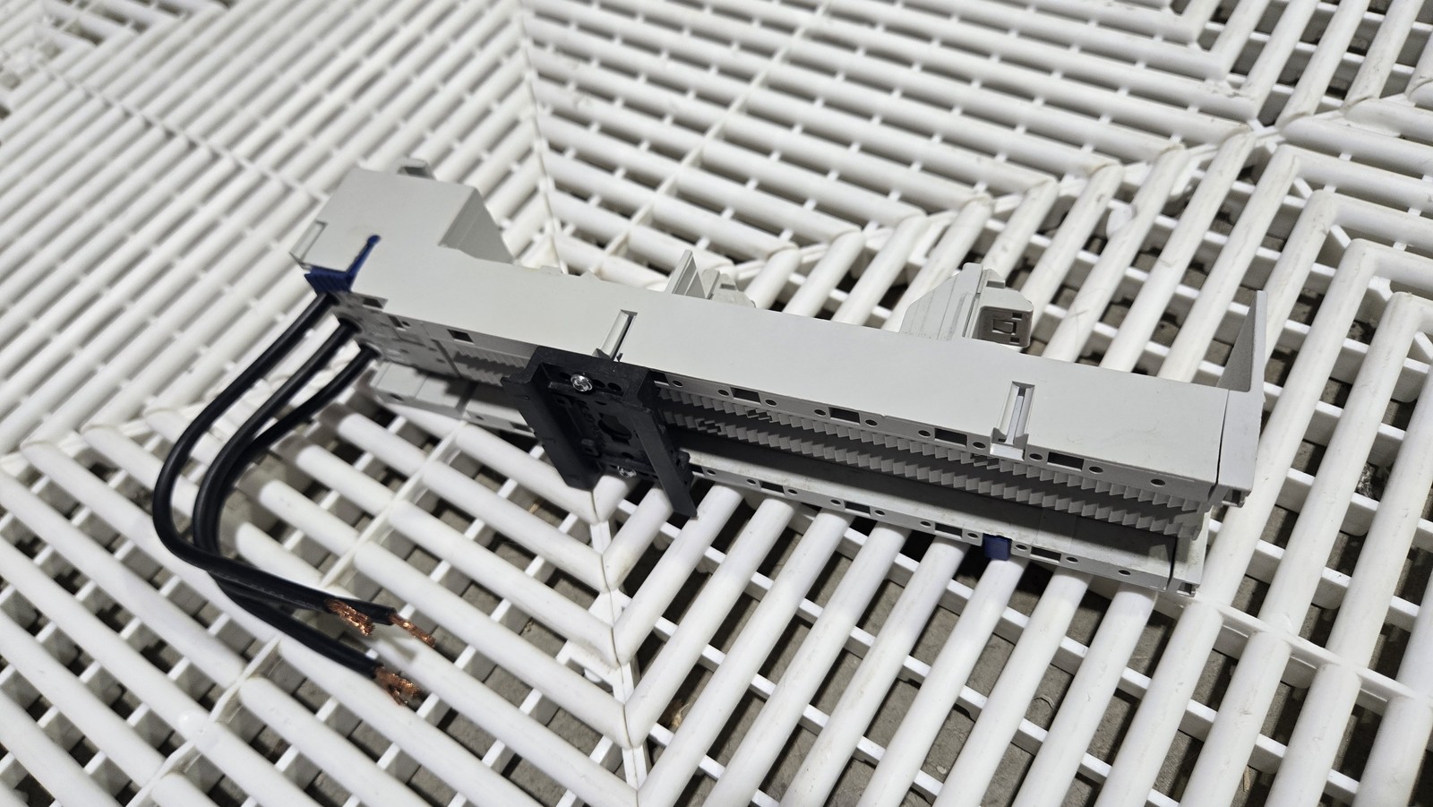 Rittal SV 9340.310 3-Phase 25A 690V DIN Rail Bus Bar Adapter - Used