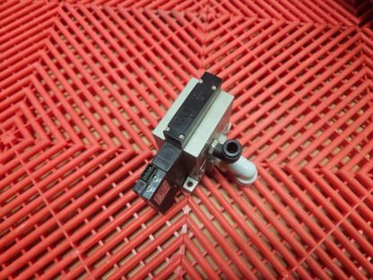 SMC ZM073H-A5LZ-E19C Vacuum Generator with ZSE-00-19CN Ejector Switch - Used - Image 14