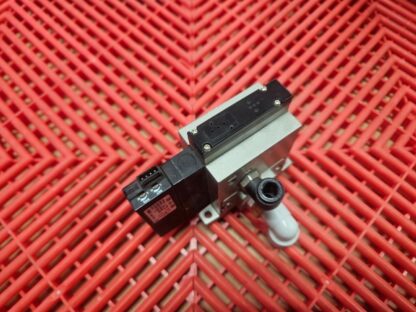 SMC ZM073H-A5LZ-E19C Vacuum Generator with ZSE-00-19CN Ejector Switch - Used - Image 8