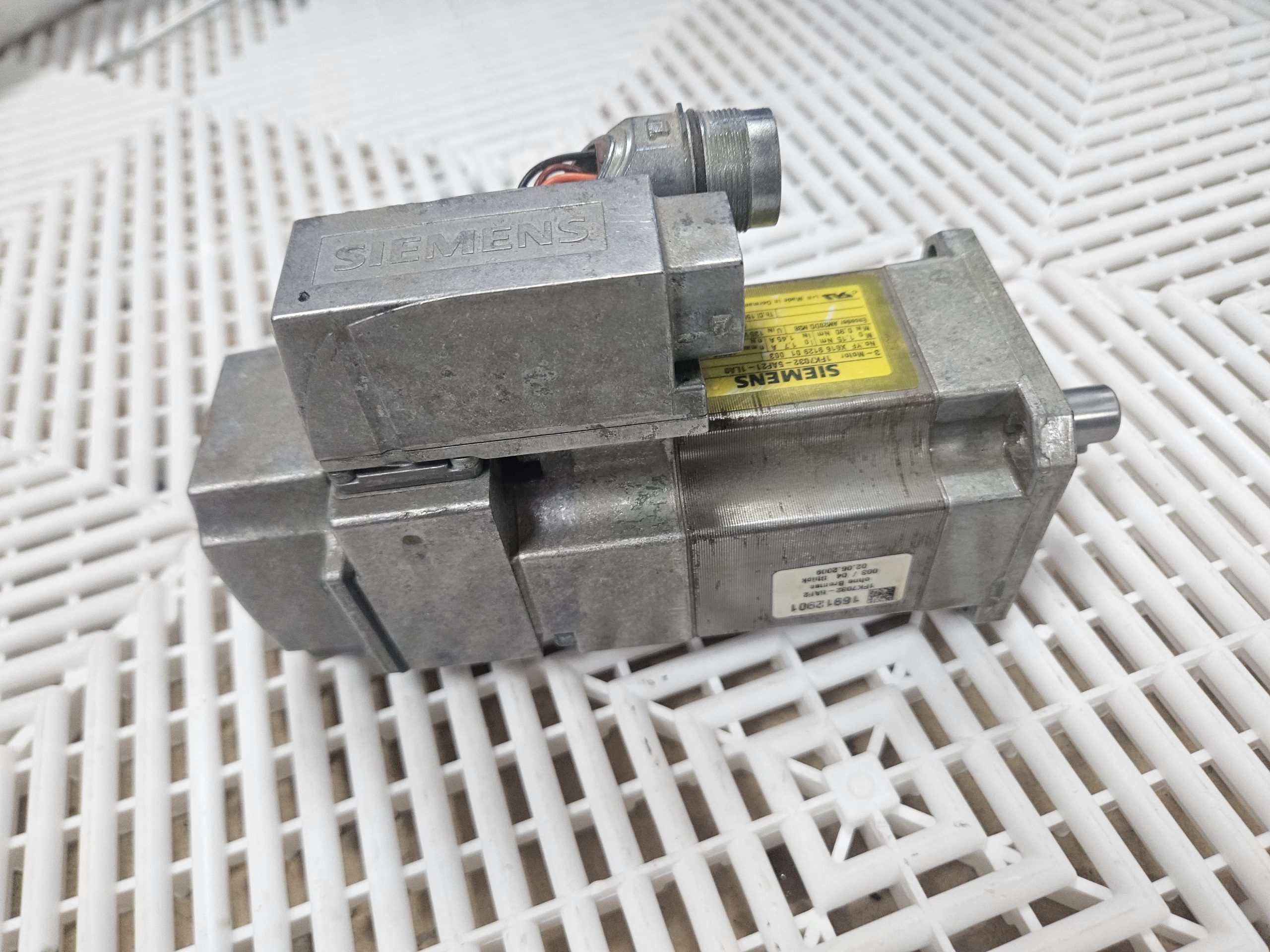Siemens 1FK7032-5AF21-1LA0 Servo Motor 0.31kW 3000 RPM - Used - Image 13