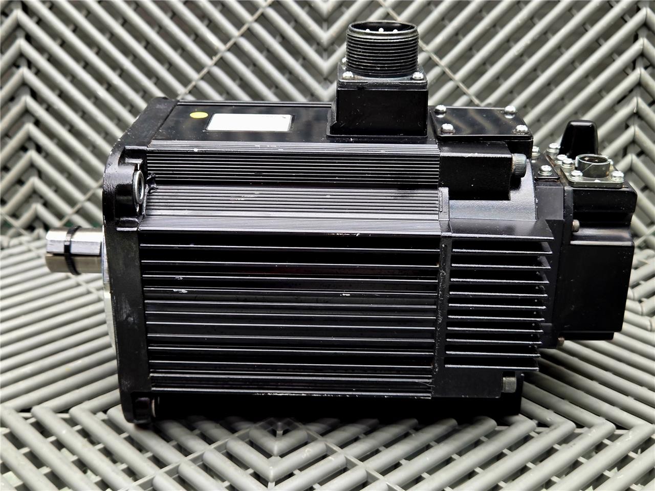 Yaskawa SGMRS-13A2A-YR11 AC Servo Motor 1.75HP, 8.34Nm, 200V, 14.0A, 1500rpm - Used - Image 6