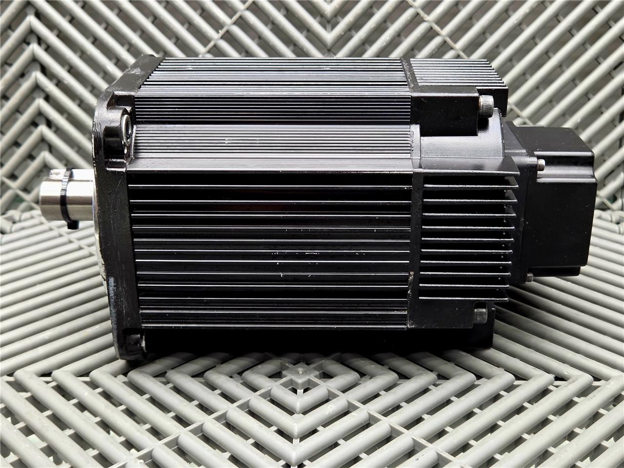 Yaskawa SGMRS-13A2A-YR11 AC Servo Motor 1.75HP, 8.34Nm, 200V, 14.0A, 1500rpm - Used - Image 7