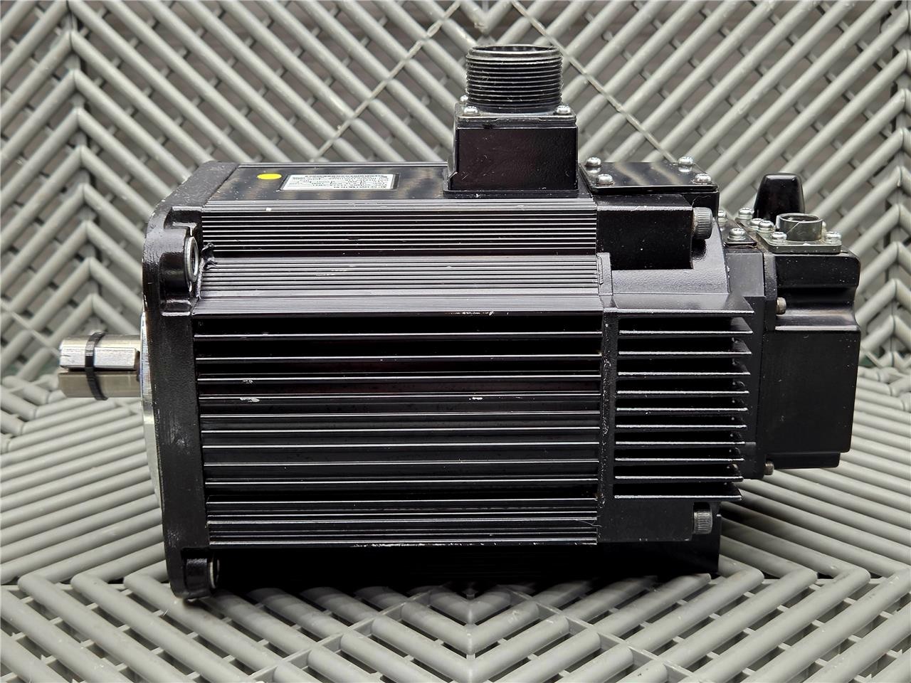 Yaskawa SGMRS-13A2A-YR11 AC Servo Motor 1.75HP, 8.34Nm, 200V, 14.0A, 1500rpm - Used - Image 8