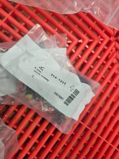 45 New TE Connectivity 282088-1 Superseal 4 Position Automotive Plug Housing - New - Image 12
