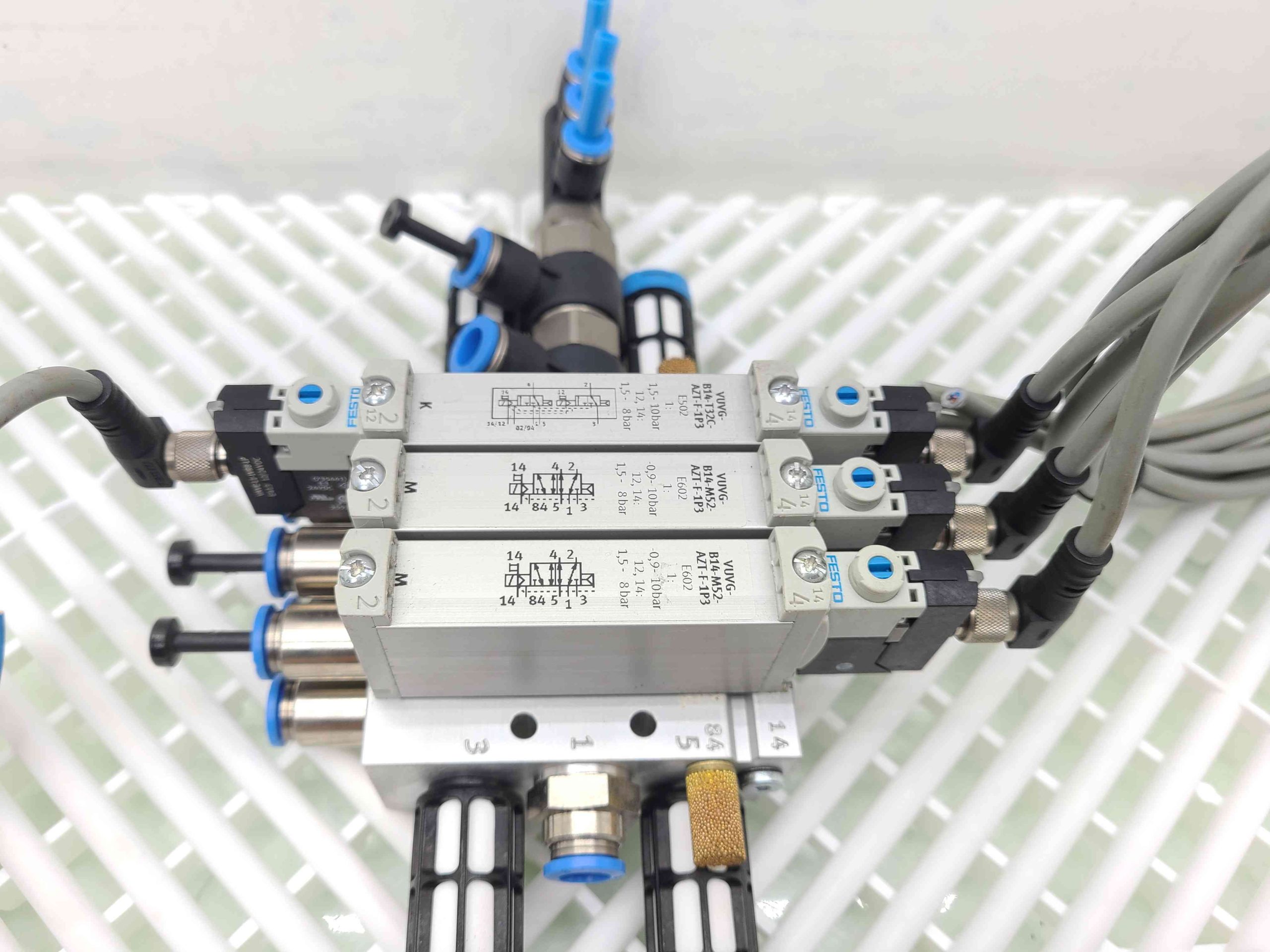 Festo VUVG Valve Manifold 572230 w/ (1) E502 & (2) E602 Solenoid Valves - Used - Image 11