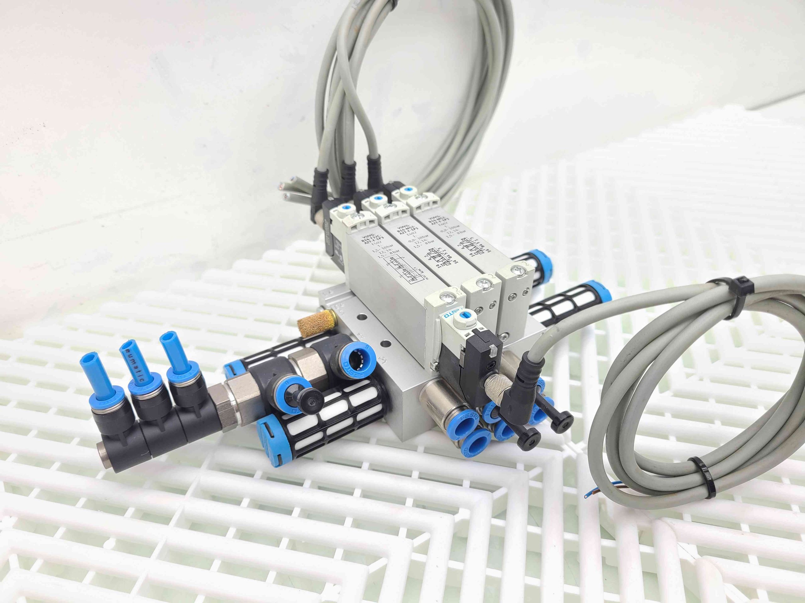 Festo VUVG Valve Manifold 572230 w/ (1) E502 & (2) E602 Solenoid Valves - Used - Image 16