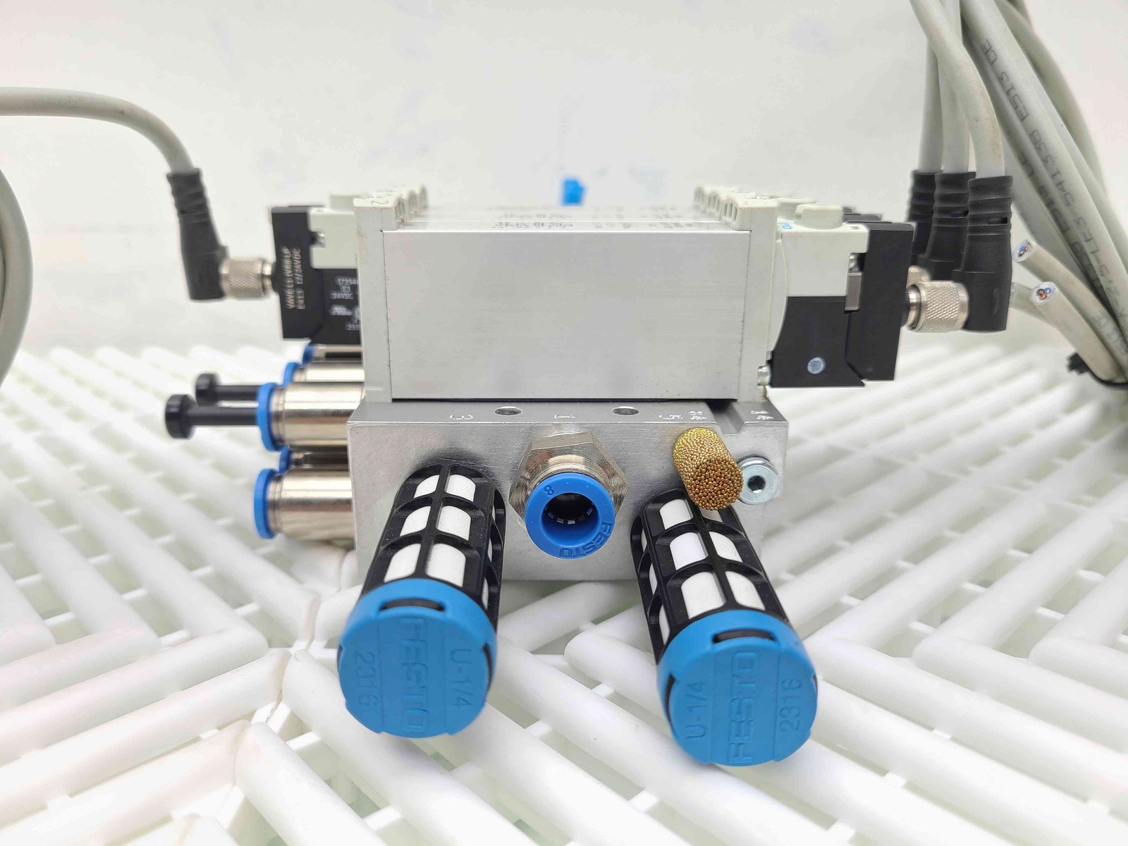 Festo VUVG Valve Manifold 572230 w/ (1) E502 & (2) E602 Solenoid Valves - Used - Image 6
