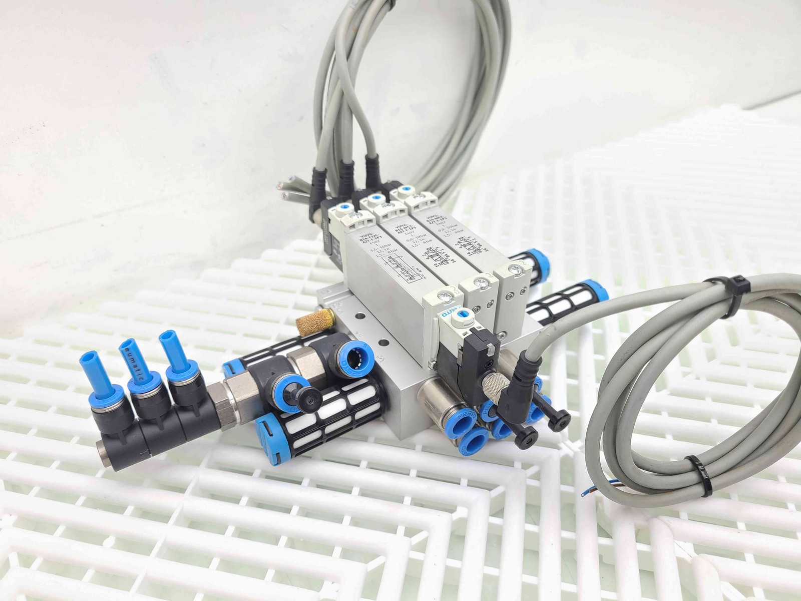 Festo VUVG Valve Manifold 572230 w/ (1) E502 & (2) E602 Solenoid Valves - Used - Image 8