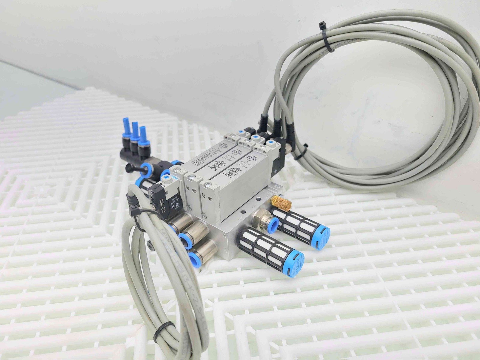 Festo VUVG Valve Manifold 572230 w/ (1) E502 & (2) E602 Solenoid Valves - Used