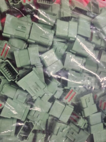 New Deutsch DT04-12PC-CE01 Connector Housing with Endcap / C-Key / 8 Pole - New - Image 3