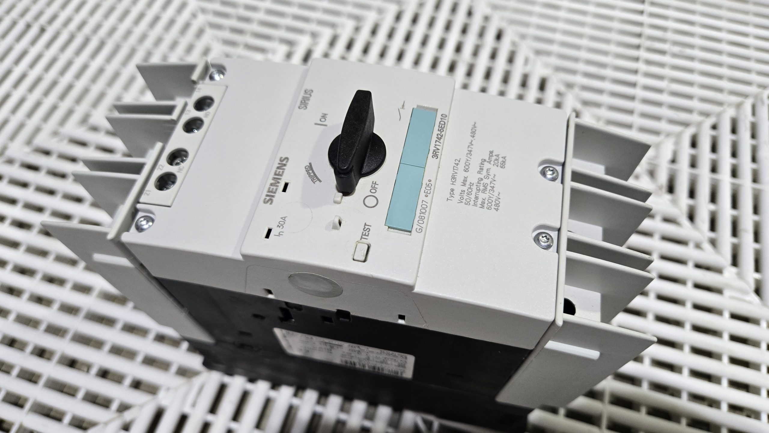 Siemens 3RV1742-5ED10 30A 3-Pole 600 VAC Motor Circuit Breaker Used - Used - Image 11