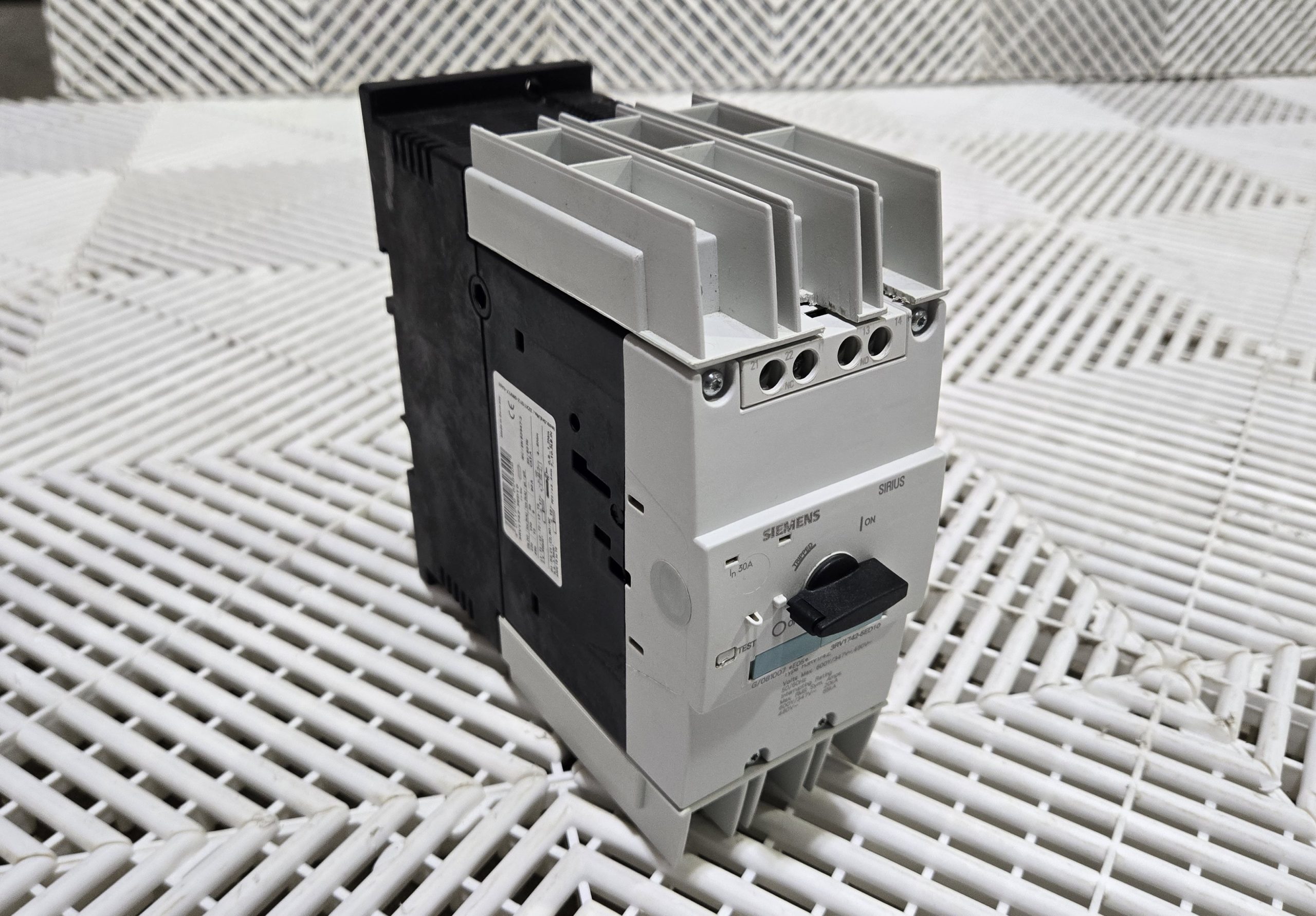 Siemens 3RV1742-5ED10 30A 3-Pole 600 VAC Motor Circuit Breaker Used - Used - Image 15