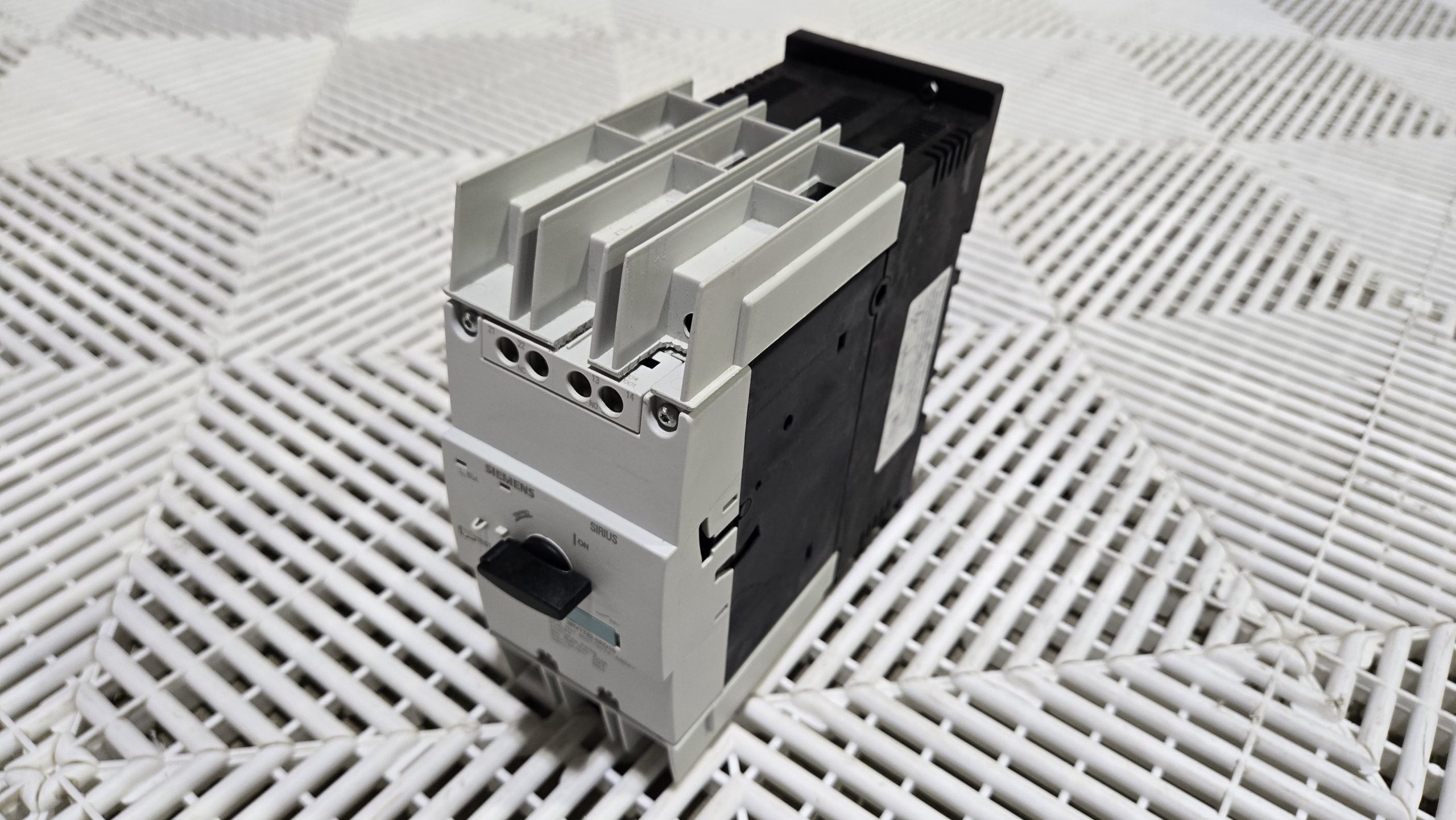 Siemens 3RV1742-5ED10 30A 3-Pole 600 VAC Motor Circuit Breaker Used - Used - Image 16