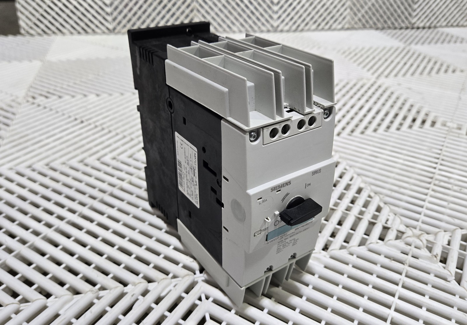Siemens 3RV1742-5ED10 30A 3-Pole 600 VAC Motor Circuit Breaker Used - Used - Image 6