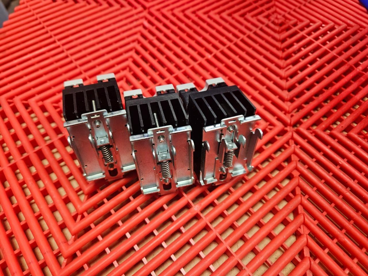 3 Carlo Gavazzi RM1A23D25 Solid State Relay 3-32V DC Input w/ Heat Sinks - Used - Image 3