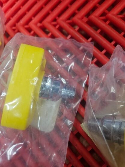New Bay Chemetron CMF-16-4 Medical Air x 1/4" NPT Male Coupler - New - Image 4