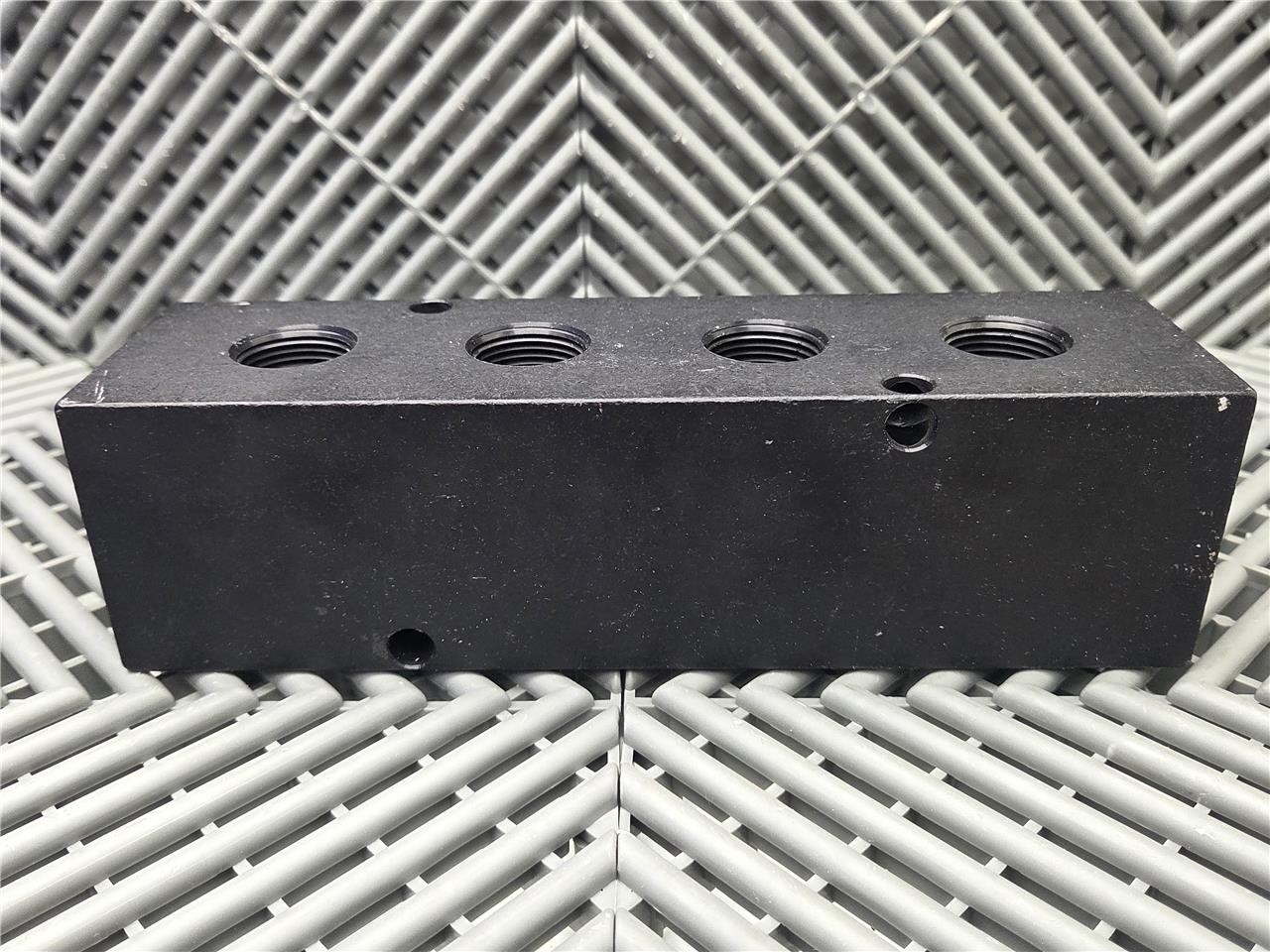 Polyconn PC000-04-3/4 Aluminum Air Manifold (4) 3/4" NPT Out x (2) 1" NPT In - New - Image 6