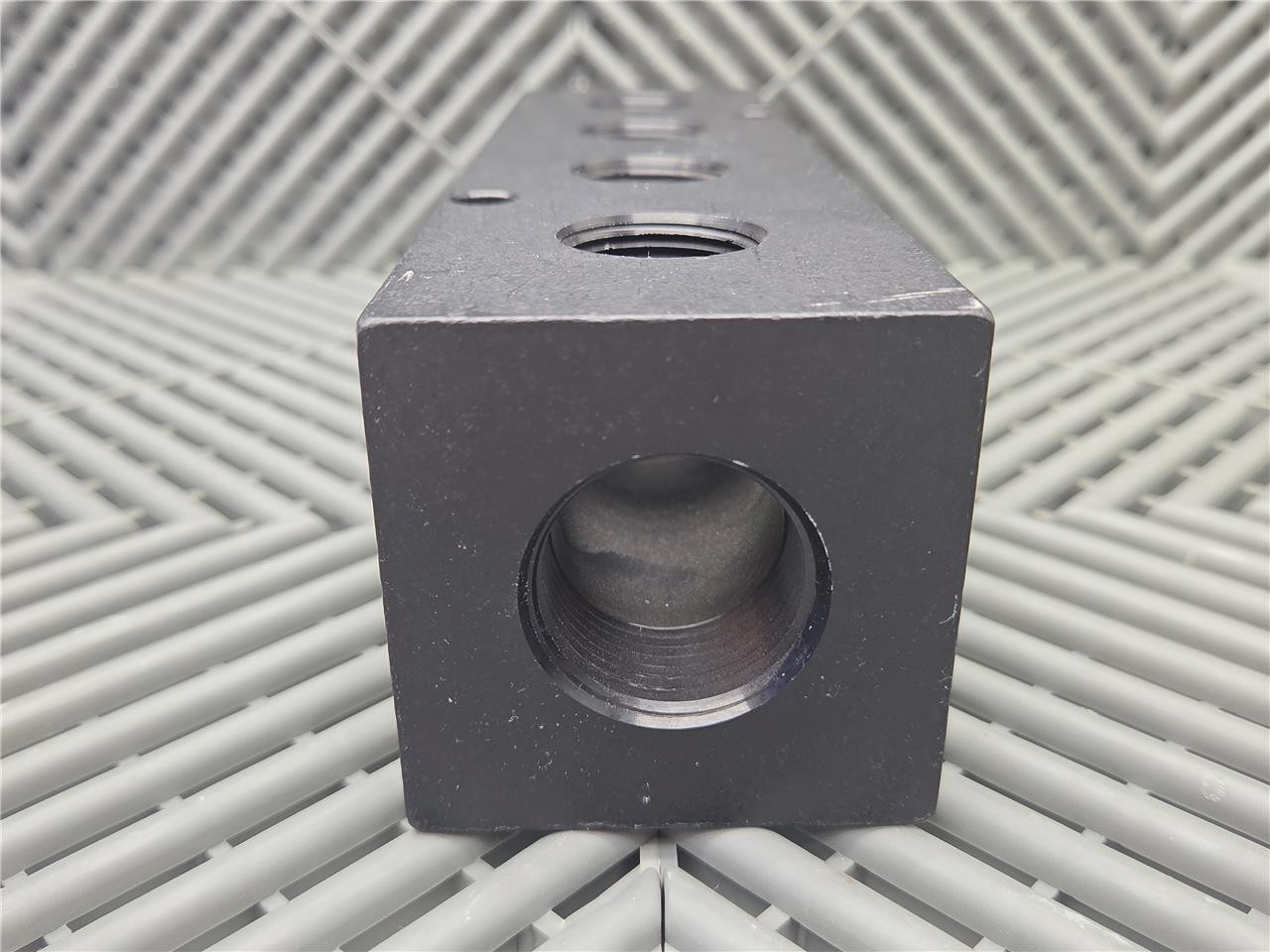 Polyconn PC000-04-3/4 Aluminum Air Manifold (4) 3/4" NPT Out x (2) 1" NPT In - New - Image 7