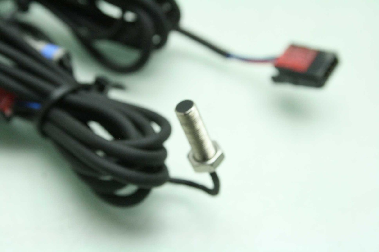 2 Keyence EM-005 Proximity Sensors M5 Thread 10-30V DC 1mm Range - Used - Image 4