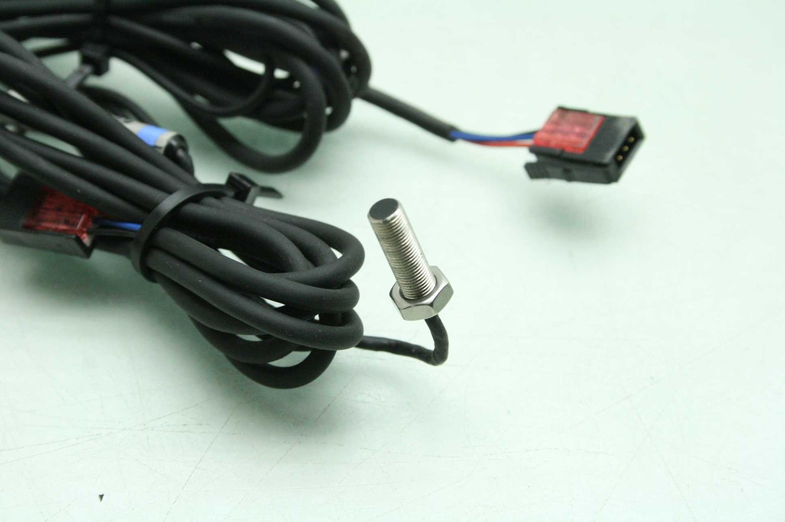 2 Keyence EM-005 Proximity Sensors M5 Thread 10-30V DC 1mm Range - Used - Image 5