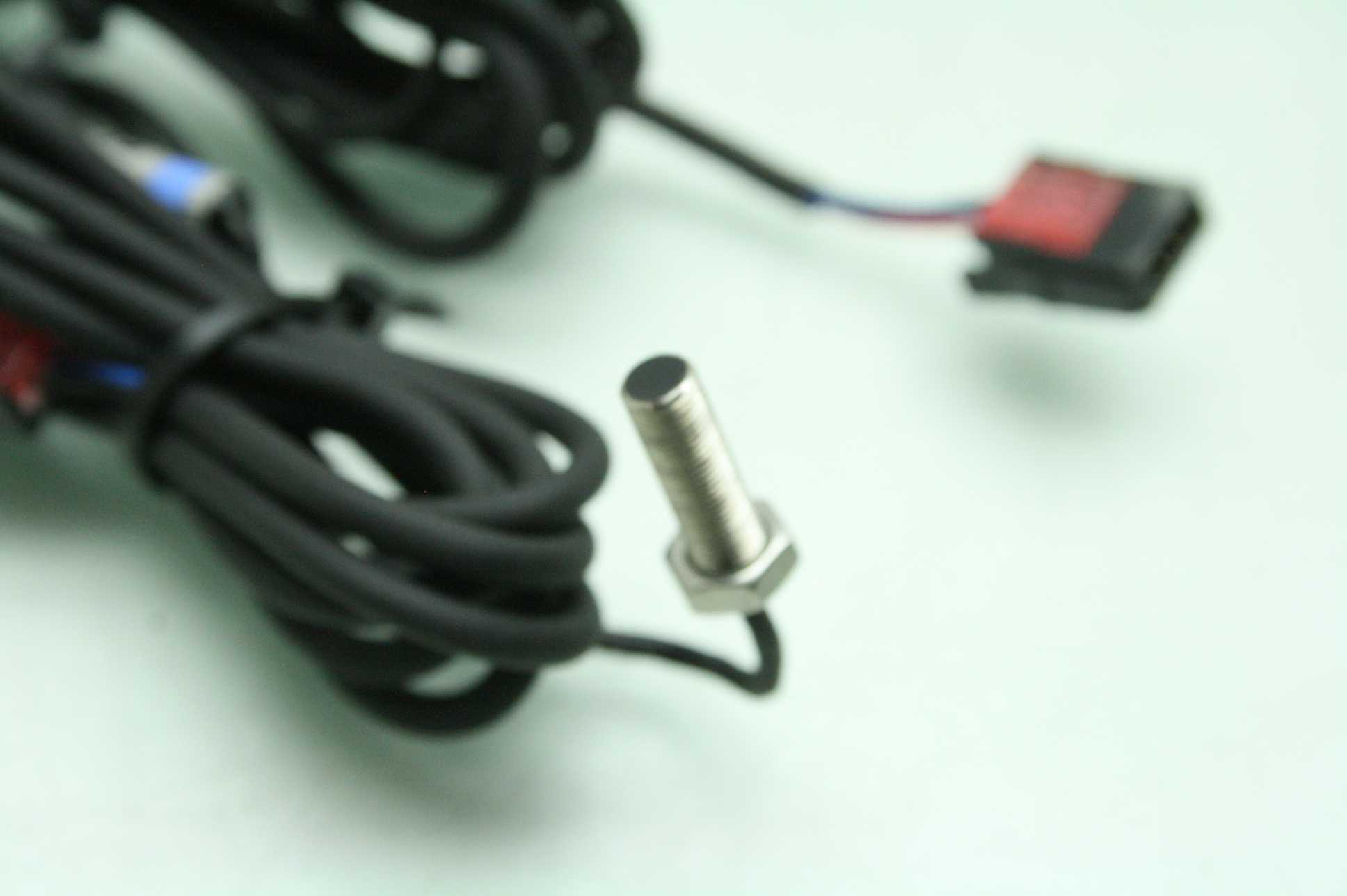 2 Keyence EM-005 Proximity Sensors M5 Thread 10-30V DC 1mm Range - Used - Image 10