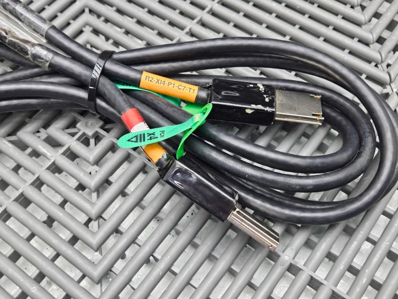 IBM 45W1939 SAS Cable PCIe x4, 4.0m Length - Used - Image 4