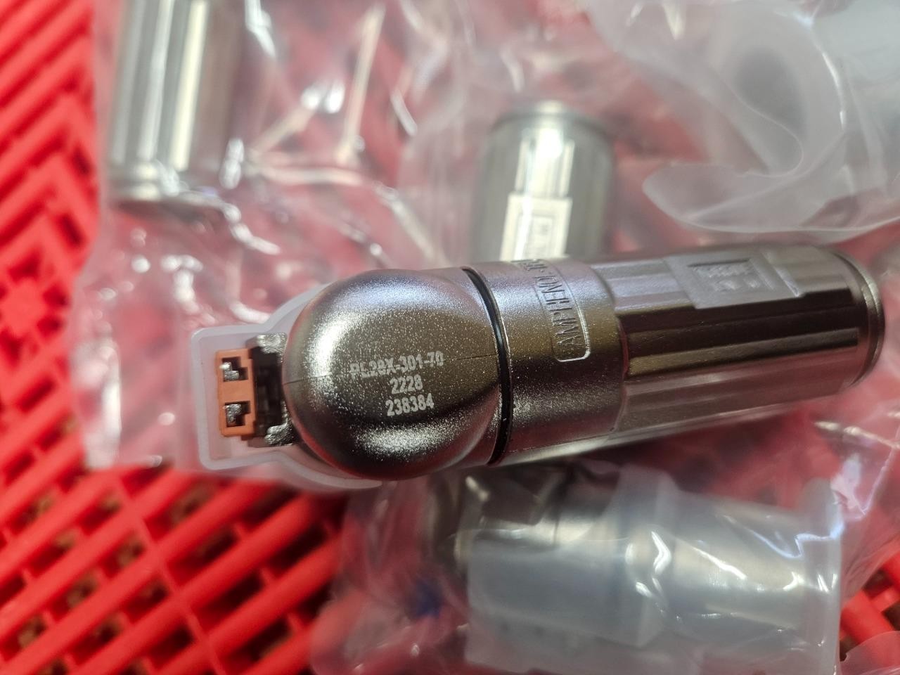 New Amphenol PL28X-301-70 PowerLok Right Angle Connector - New - Image 3