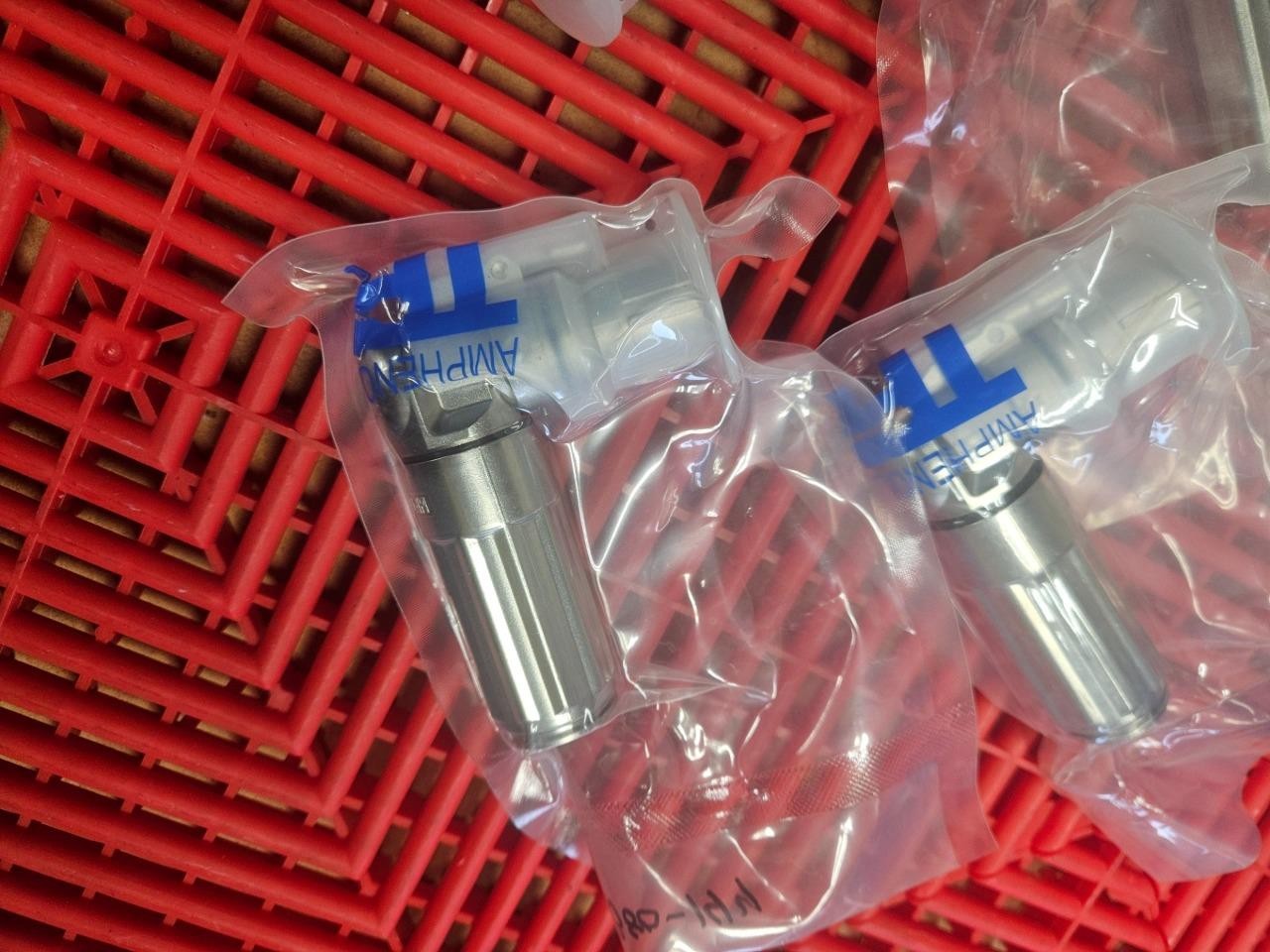 New Amphenol PL28X-301-70 PowerLok Right Angle Connector - New - Image 5