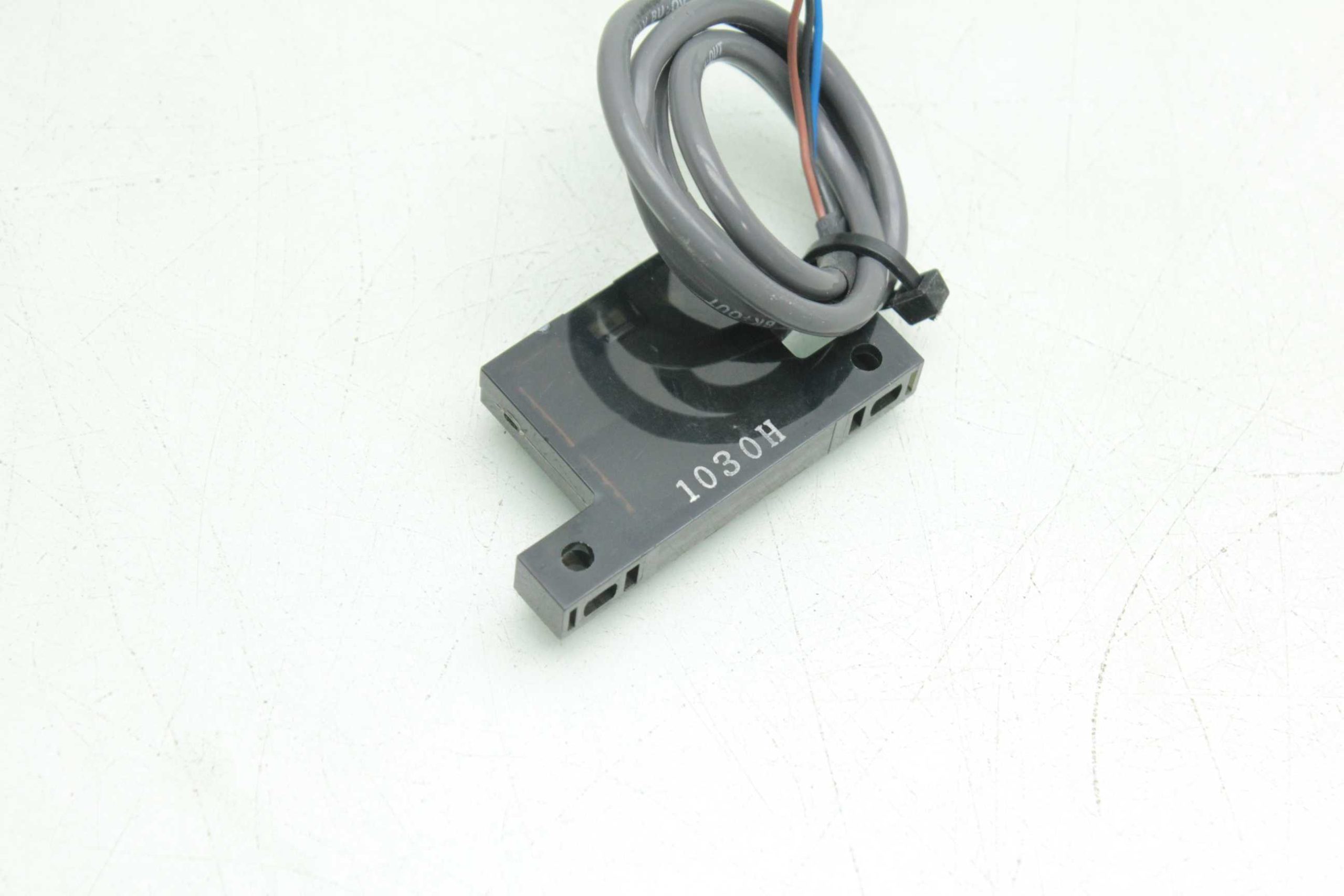 Omron E3HF-DS5E Diffuse-Reflective Photoelectric Sensor / 50mm Sensing Distance - Used - Image 9