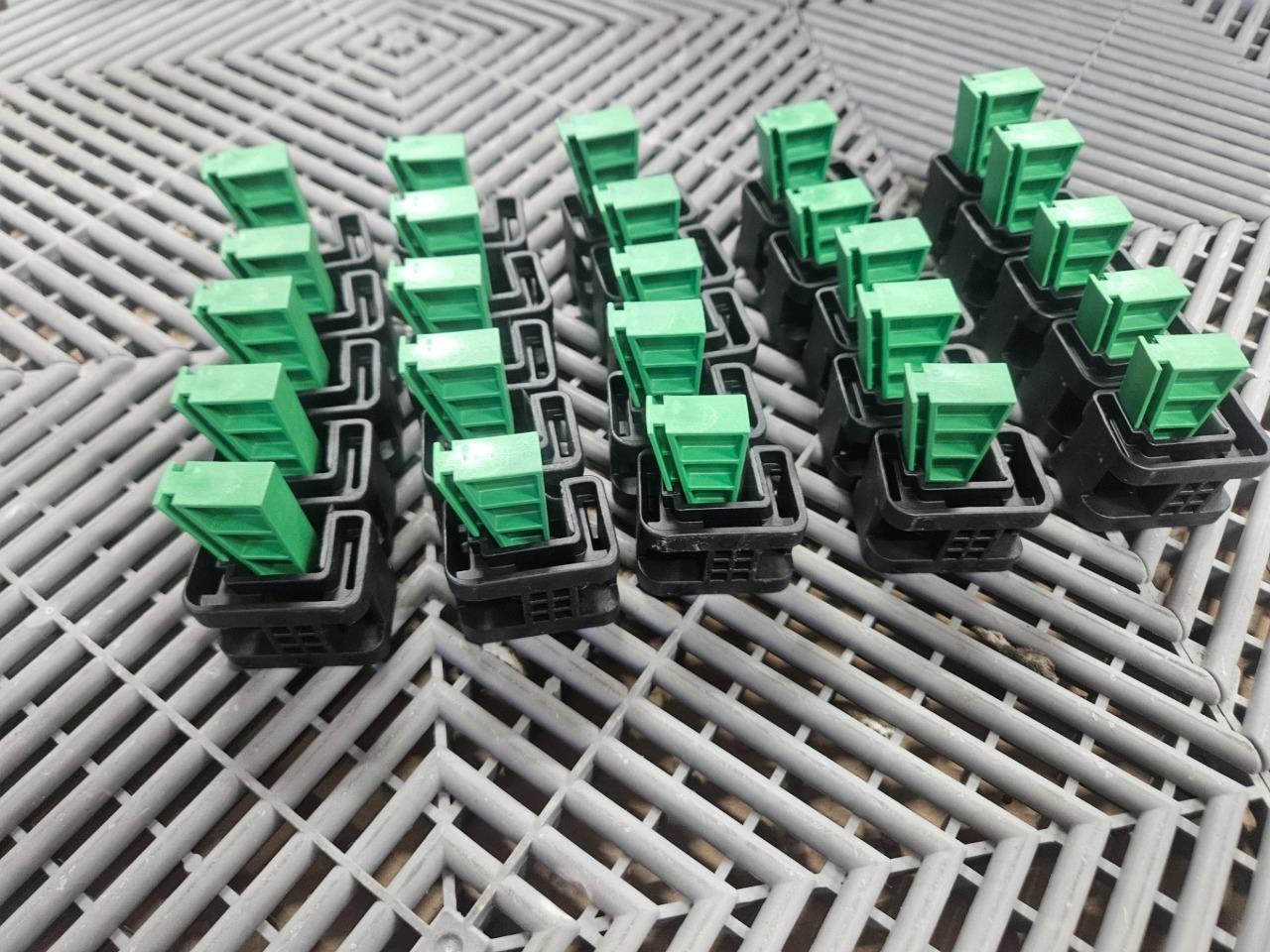 (25) HellermanTyton 151-01565 Panel Mount Wedge Clip Zip Tie Base 0 - 0.2" Range - New - Image 12