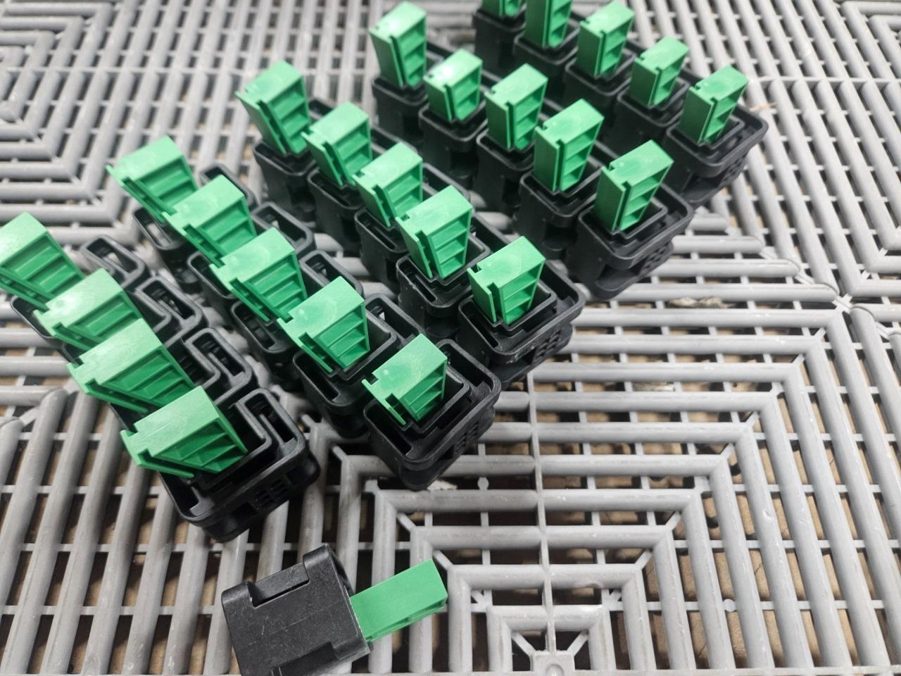 (25) HellermanTyton 151-01565 Panel Mount Wedge Clip Zip Tie Base 0 - 0.2" Range - New - Image 15