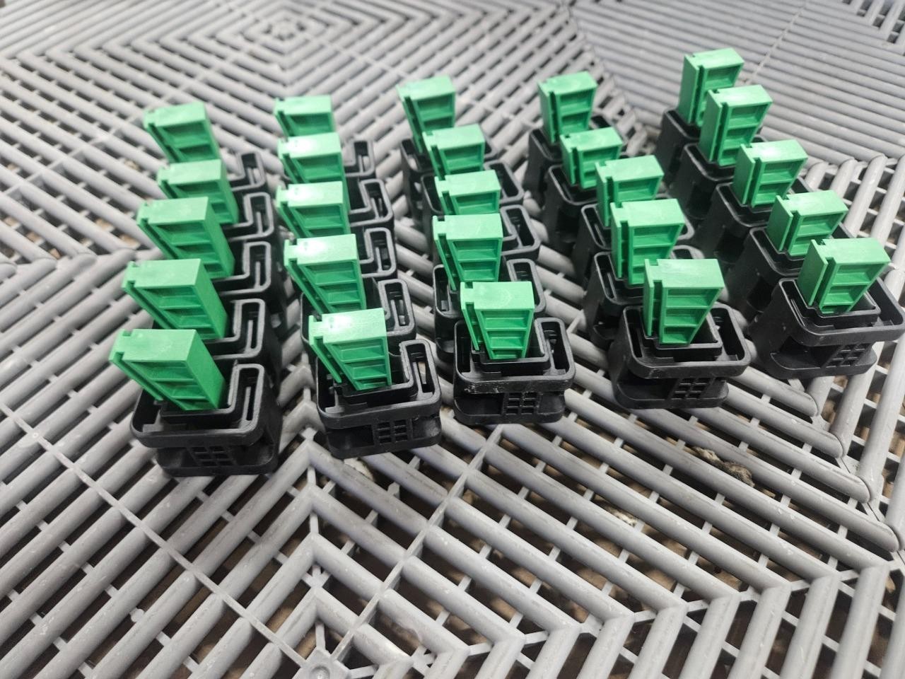 (25) HellermanTyton 151-01565 Panel Mount Wedge Clip Zip Tie Base 0 - 0.2" Range - New - Image 4