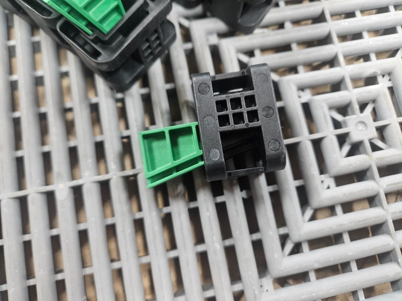 (25) HellermanTyton 151-01565 Panel Mount Wedge Clip Zip Tie Base 0 - 0.2" Range - New - Image 5