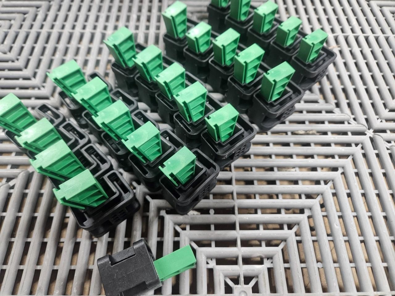 (25) HellermanTyton 151-01565 Panel Mount Wedge Clip Zip Tie Base 0 - 0.2" Range - New - Image 7