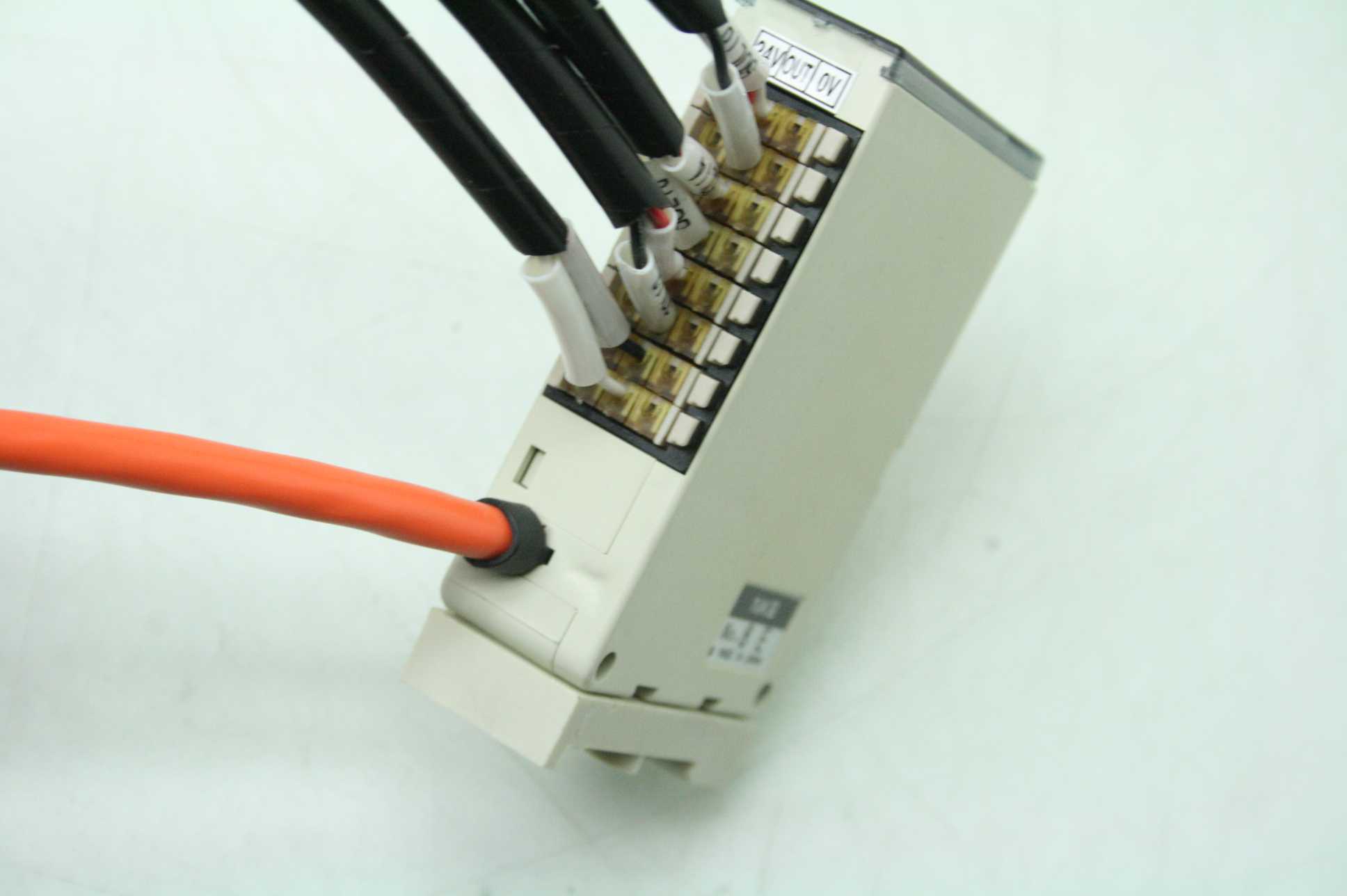 NKE C1P-H08P Digital Output Terminal Module with Cables 8 Output Points 24V DC - Used - Image 13