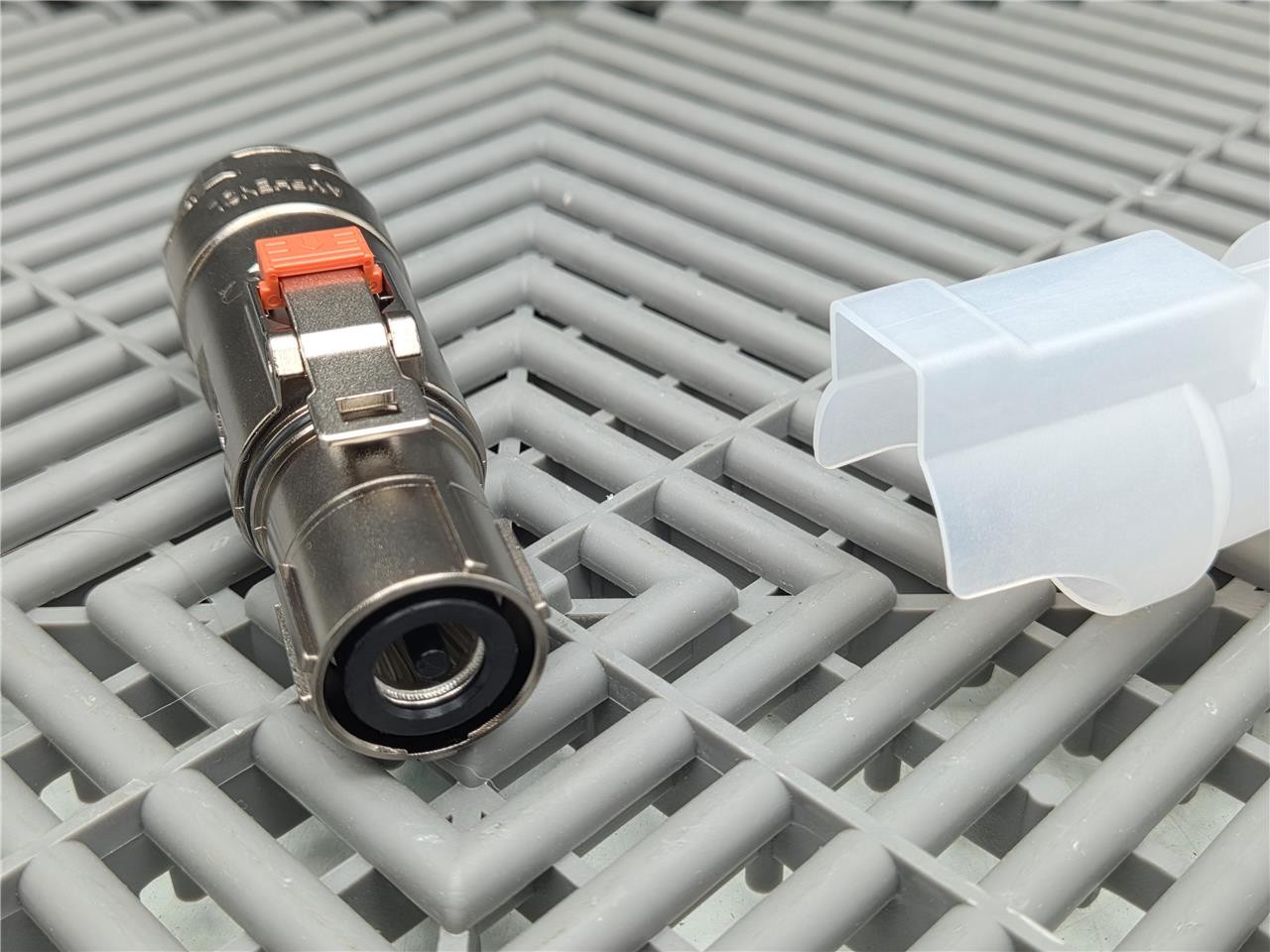 New Amphenol PL18X-301-50 PowerLok Connector - New - Image 5