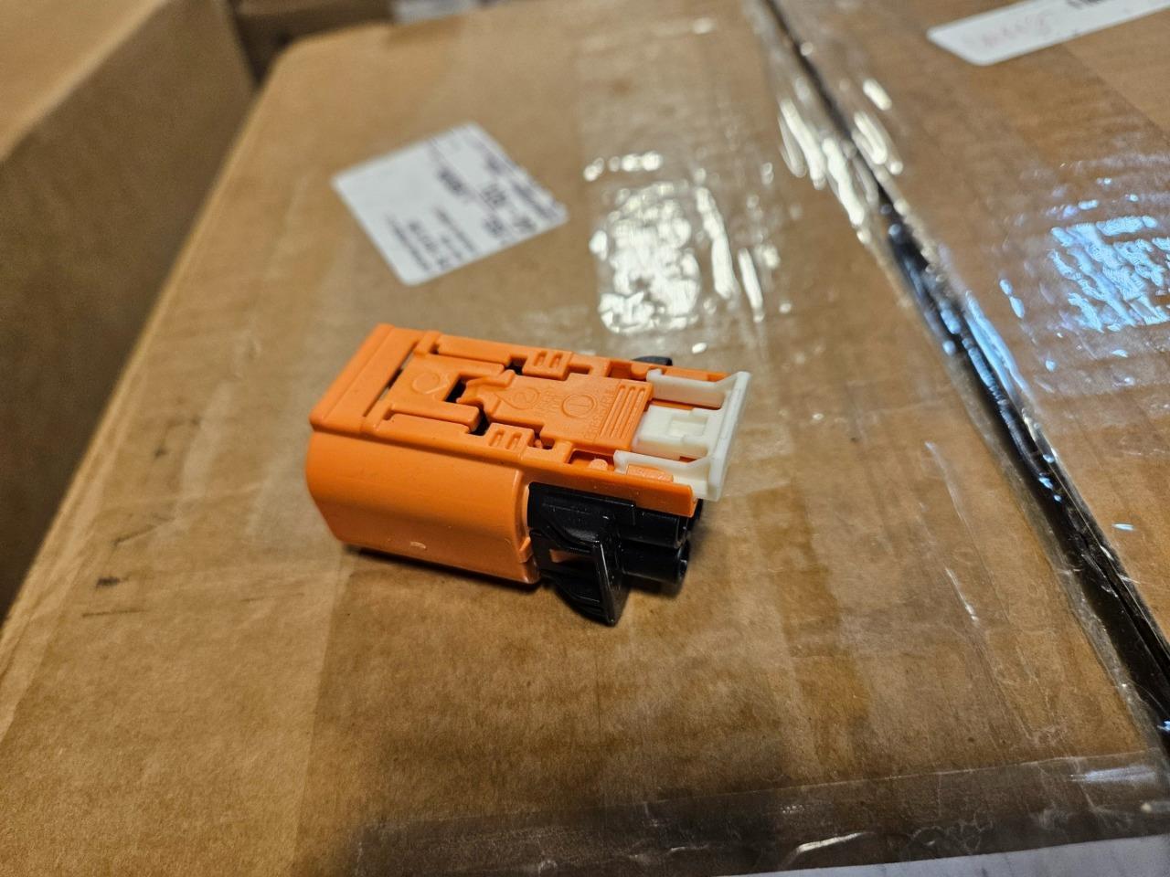 New Box of 224 Aptiv / Delphi 13879050 6 Pos Powerpack Receptacles - New - Image 4