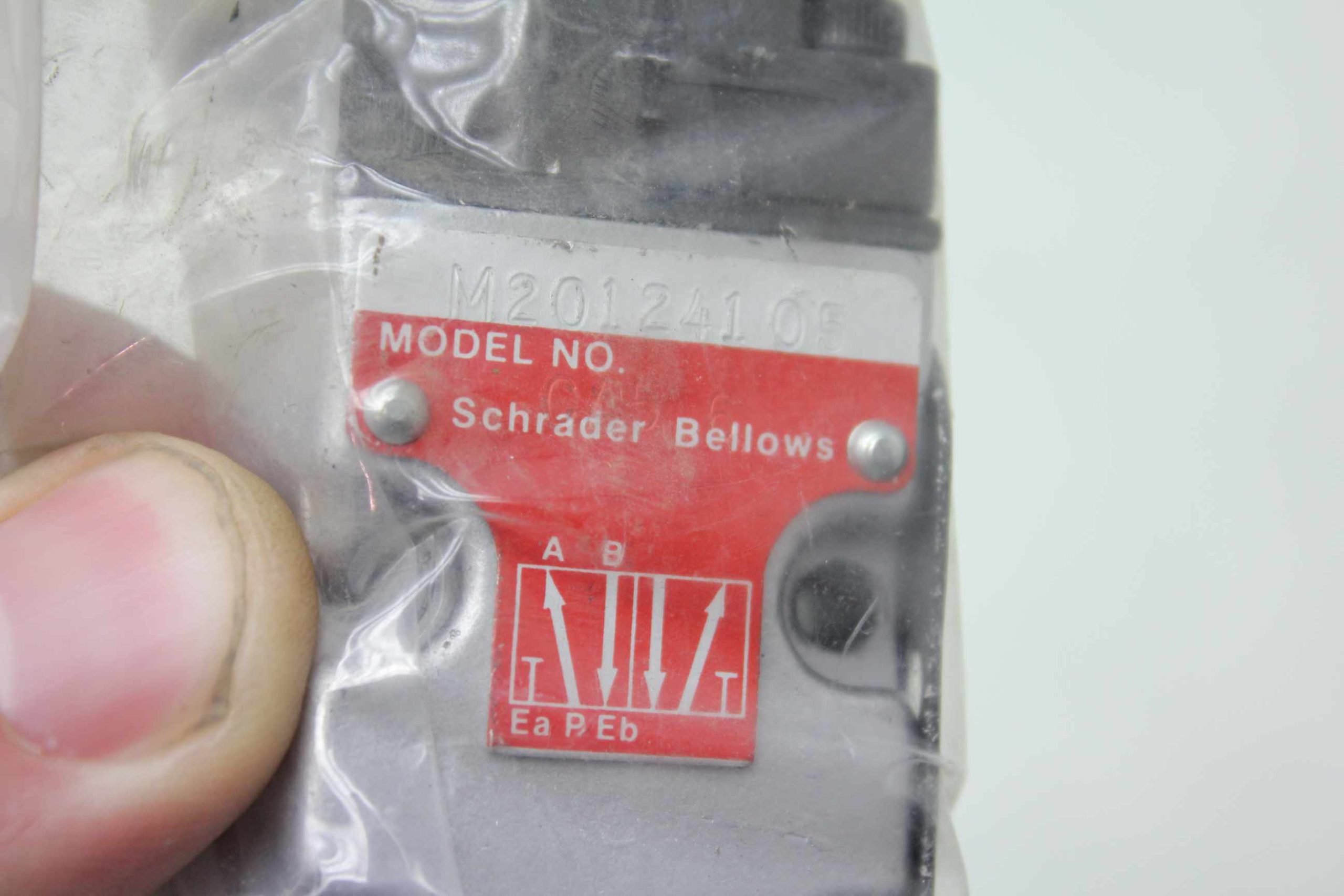 New Schrader Bellows M201-241-05 Roller Plunger Limit Switch - New - Image 10
