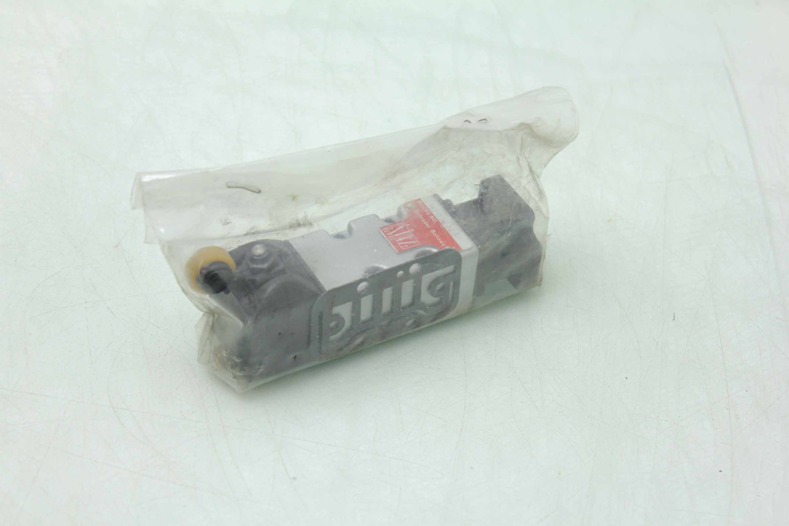 New Schrader Bellows M201-241-05 Roller Plunger Limit Switch - New