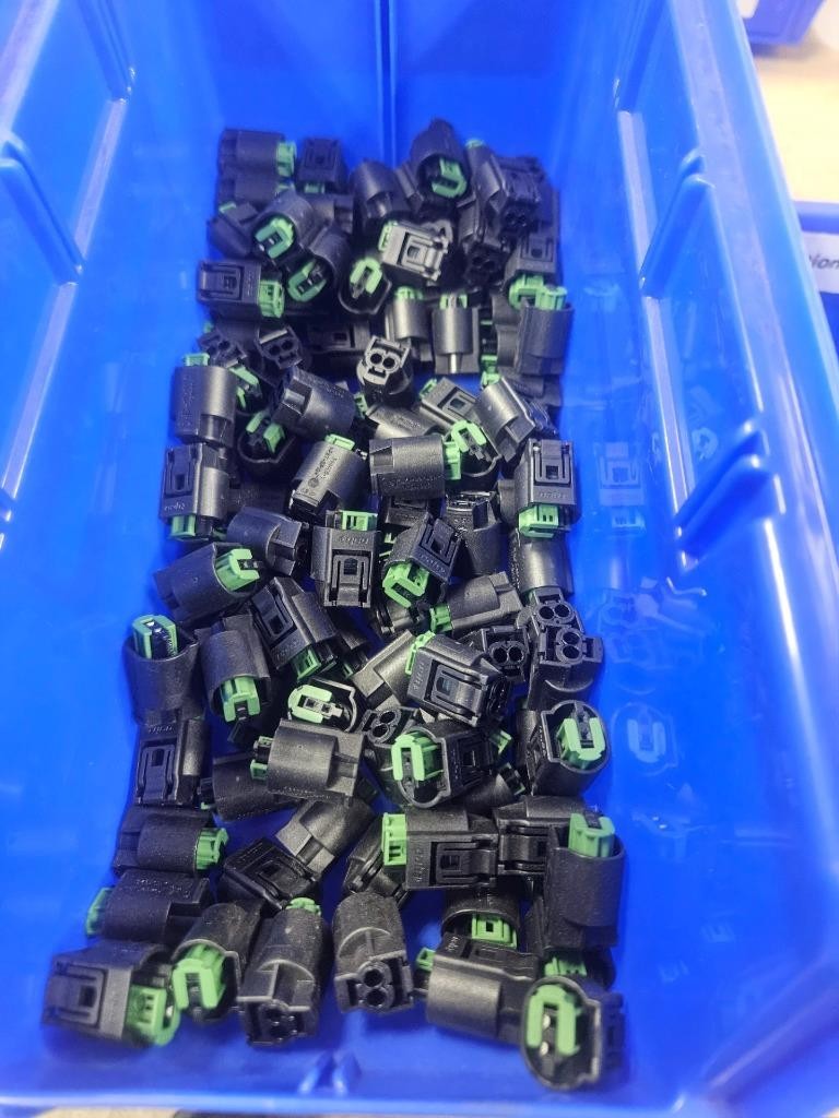 New TE Connectivity 1-967644-1 Micro Quadlok Connectors 2 Position - New - Image 3