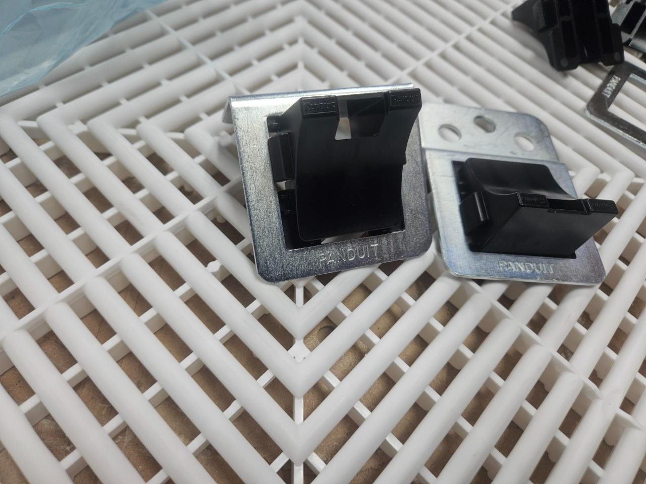 (Qty 10) New Panduit RTCM3EBL-L350 Cable Tie Mount with RTCBES10-TL Bracket - New - Image 5