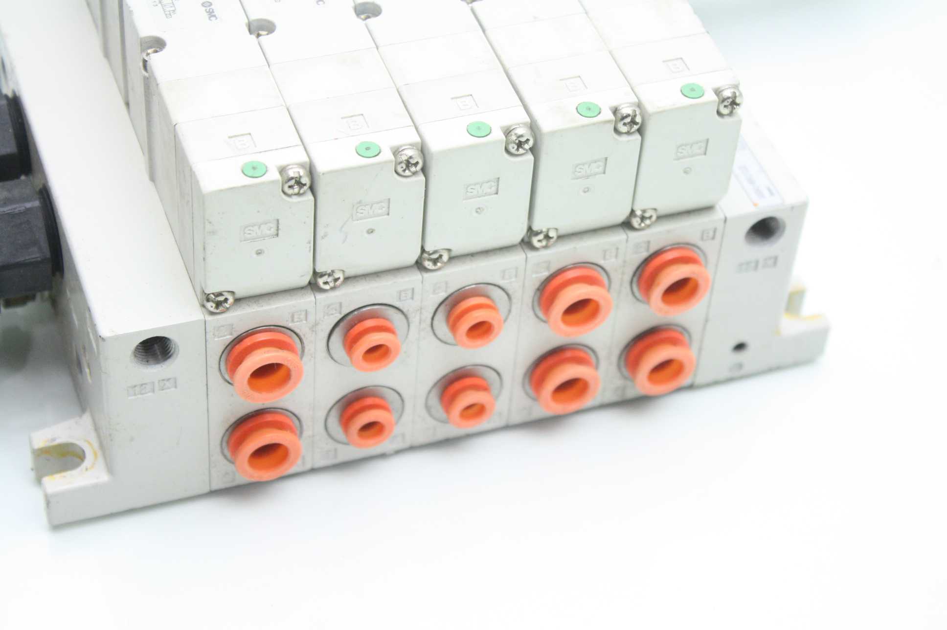 SMC Manifold Valve Assembly With (5) VQ4300-5 - Used - Image 15