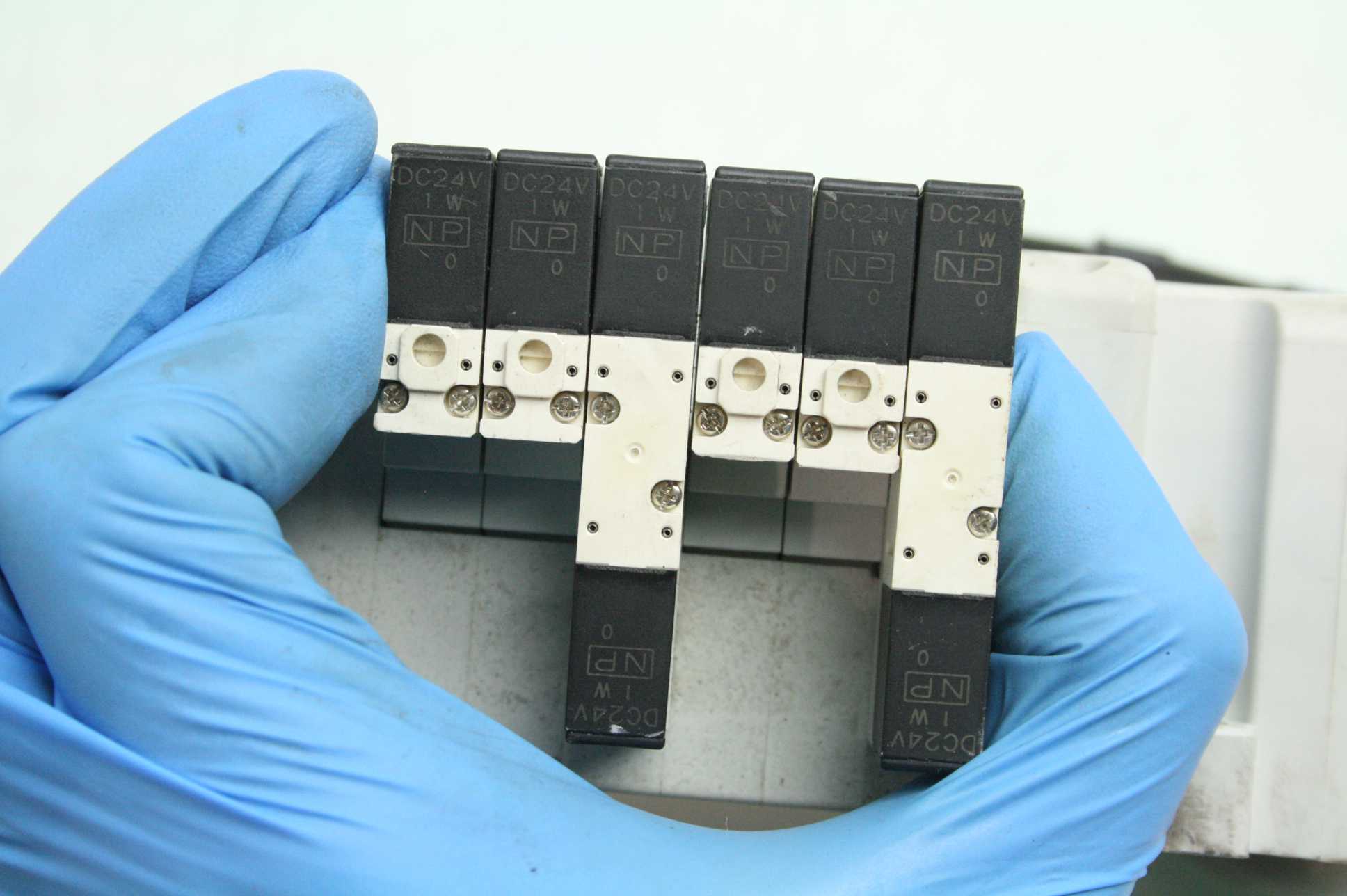 SMC VV5QC11-6 Slot Pneumatic Air Manifold (4) VQC1101-5E Solenoid Valves 24V DC - Used - Image 12