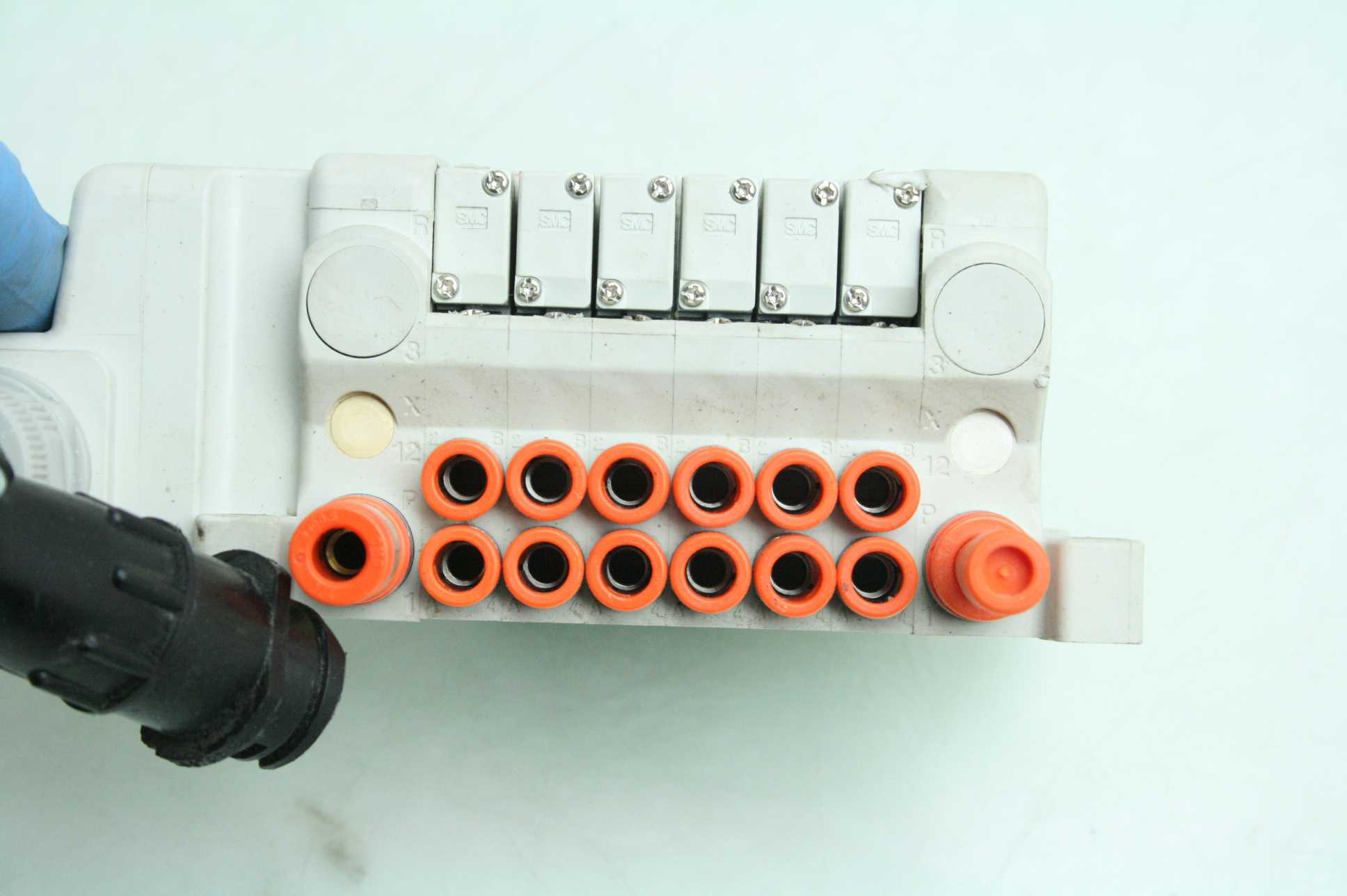 SMC VV5QC11-6 Slot Pneumatic Air Manifold (4) VQC1101-5E Solenoid Valves 24V DC - Used - Image 10