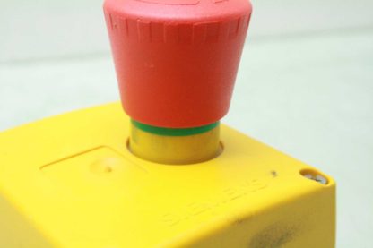 Siemens 3SB38 Emergency Stop Switch Pushbutton / Red - Used - Image 4