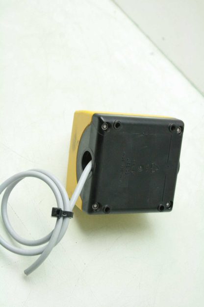 Siemens 3SB38 Emergency Stop Switch Pushbutton / Red - Used - Image 6