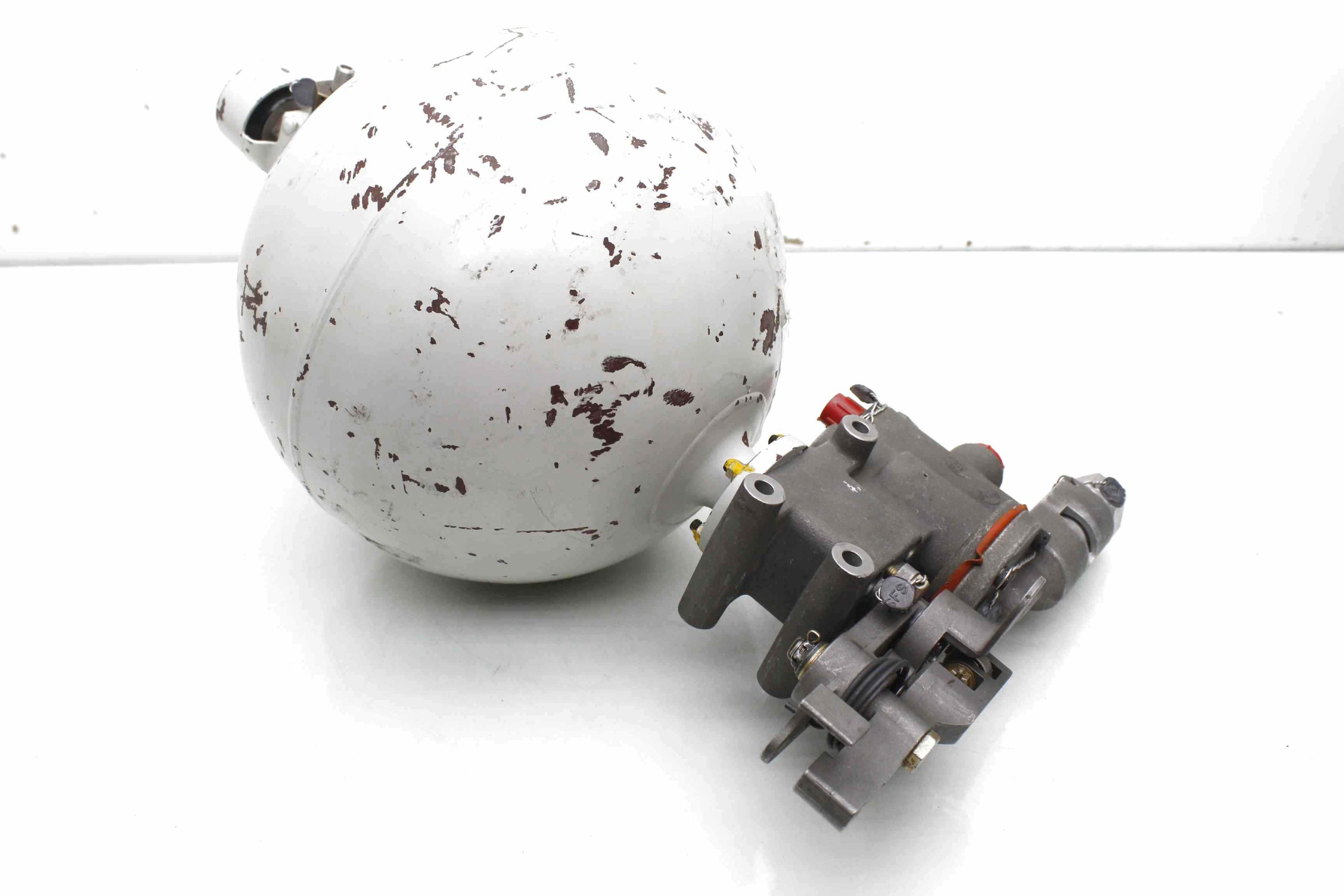 Tavco 23111384 1500PSI Emergency Door Open Reservoir Accumulator Tank w/ Valve - For parts or not working - Image 13