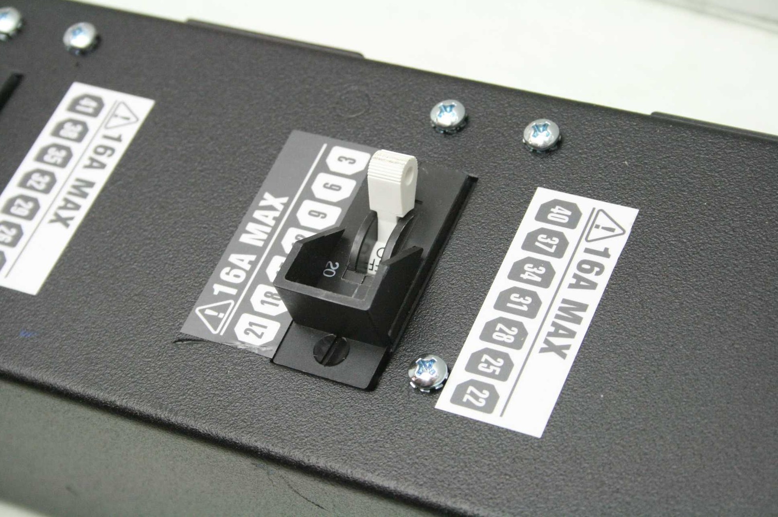 TeraData 315-0610807 PDU, 6-Outlet Power Strip 200-240V / 16A w/ Scame SCM460P9W - Used - Image 5